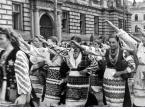 Kobiety w regiolanych strojach ukraińskich pozdrawiają hitlerowskim gestem dygnitarzy stojących na trybunie pod Teatrem Narodowym we Lwowie (dystrykt Galicja, Generalna Gubernia).