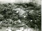 Dziedziniec jednego z więzień we Lwowie, ciała więźniów pomordowanych przez NKWD podczas niemieckiej ofensywy i wycofywania się oddziałów Armii Czerwonej.