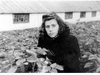 Maria Michalukówna na kartoflisku przy baraku w miejscowości Galimyj koło Omsukczanu (Kołyma, ZSRR).