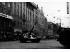 Czołg sowiecki na jednej z ulic Pragi (Czechosłowacja) po inwazji wojsk Układu Warszawskiego.