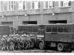 Specjalna jednostka MO wkracza na teren strajkującej Wyższej Oficerskiej Szkoły Pożarniczej w Warszawie.