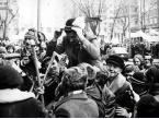 Złożenie wniosku o rejestrację NSZZ Solidarność Rolników Indywidualnych, Lech Wałęsa niesiony na rękach zakłada góralski kapelusz