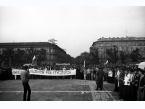 Marsz protestacyjny zorganizowany przez NZS SGGW pod hasłem Wolność dla więźniów politycznych. Uczestnicy demonstracji na Placu Zwycięstwa (obecnie Plac Józefa Piłsudskiego) w Warszawie.