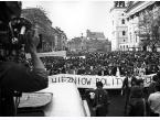 Marsz protestacyjny zorganizowany przez NZS SGGW pod hasłem Wolność dla więźniów politycznych. Czoło pochodu na Krakowskim Przedmieściu w Warszawie, przy samochodzie stoi Jerzy Boruc.
