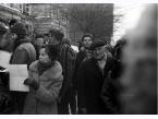 Pierwszy dzień stanu wojennego, ludzie zebrani przed siedzibą NSZZ Solidarność Regionu Mazowsze na ulicy Mokotowskiej w Warszawie.