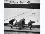 Statek szpitalny Wilhelm Gustloff cumujący przy Westerplatte. Wnoszenie rannych żołnierzy niemieckich na pokład. 
