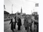 Patrol niemiecki na ulicy Wolskiej kontroluje ludność cywilną wjeżdżająca do Warszawy. W tle widać wieżę kościoła św. Wojciecha.