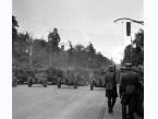 Defilada wojsk niemieckich w Alejach Ujazdowskich w Warszawie, przejazd kolumny wojsk zmechanizowanych.