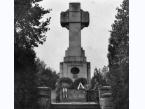 Cmentarz w Gorlicach, wieńce złożone przez strzelców górskich pod pomnikiem żołnierzy niemieckich poległych w roku 1915.