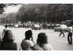 Niezależna manifestacja zorganizowana przez podziemne struktury Solidarności w rocznicę podpisania porozumień sierpniowych w sierpniu 1980. Na zdjęciu widoczne świece dymne na ulicy Marchlewskiego, obecnie aleja Jana Pawła II.