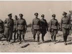 Twierdza Brześć - dowódcy niemieccy na moście, od lewej: generał, pułkownik, generał, pułkownik i trzej podpułkownicy.