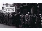 Londyn, antysowiecka demonstracja emigrantów z Europy Środkowo-Wschodniej,przemarsz emigrantów z Łotwy, na transparencie umieszczony napis: Down with Soviet Despotism. Freedom for Latvia. 