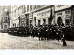 Ceremonia pogrzebowa Marszałka Józefa Piłsudskiego w Krakowie. Kompania 16 p.p. armii rumuńskiej w kondukcie pogrzebowym.