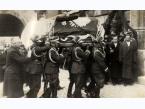 Ceremonia pogrzebowa Marszałka Józefa Piłsudskiego w Krakowie. Generalicja wnosi trumnę z ciałem zmarłego do Katedry Wawelskiej.