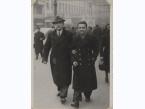 Polscy uchodźcy w Rumunii podczas II wojny światowej. Tadeusz Gaydamowicz na spacerze z ojcem Mieczysławem.