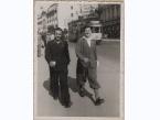 Polscy uchodźcy w Rumunii podczas II wojny światowej. Tadeusz Gaydamowicz i Jacek Zamorski podczas spaceru w Bukareszcie.