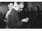 Dekoracja lotników Polskiej Eskadry do Zadań Specjalnych 19 kwietnia 1943